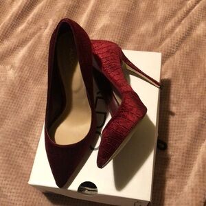 Burgundy textured 8.5 aldo shoe